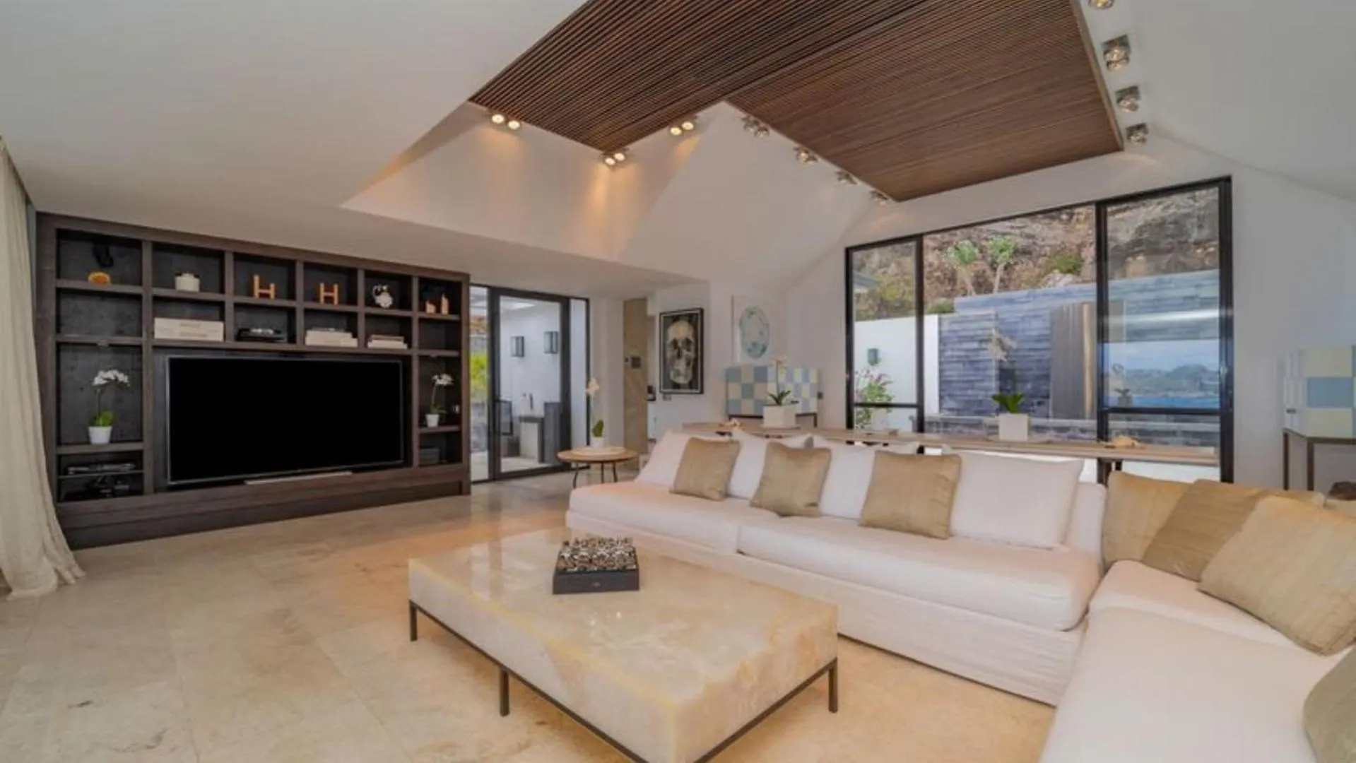 Ideally Located Contemporary Villa St. Barthelemy